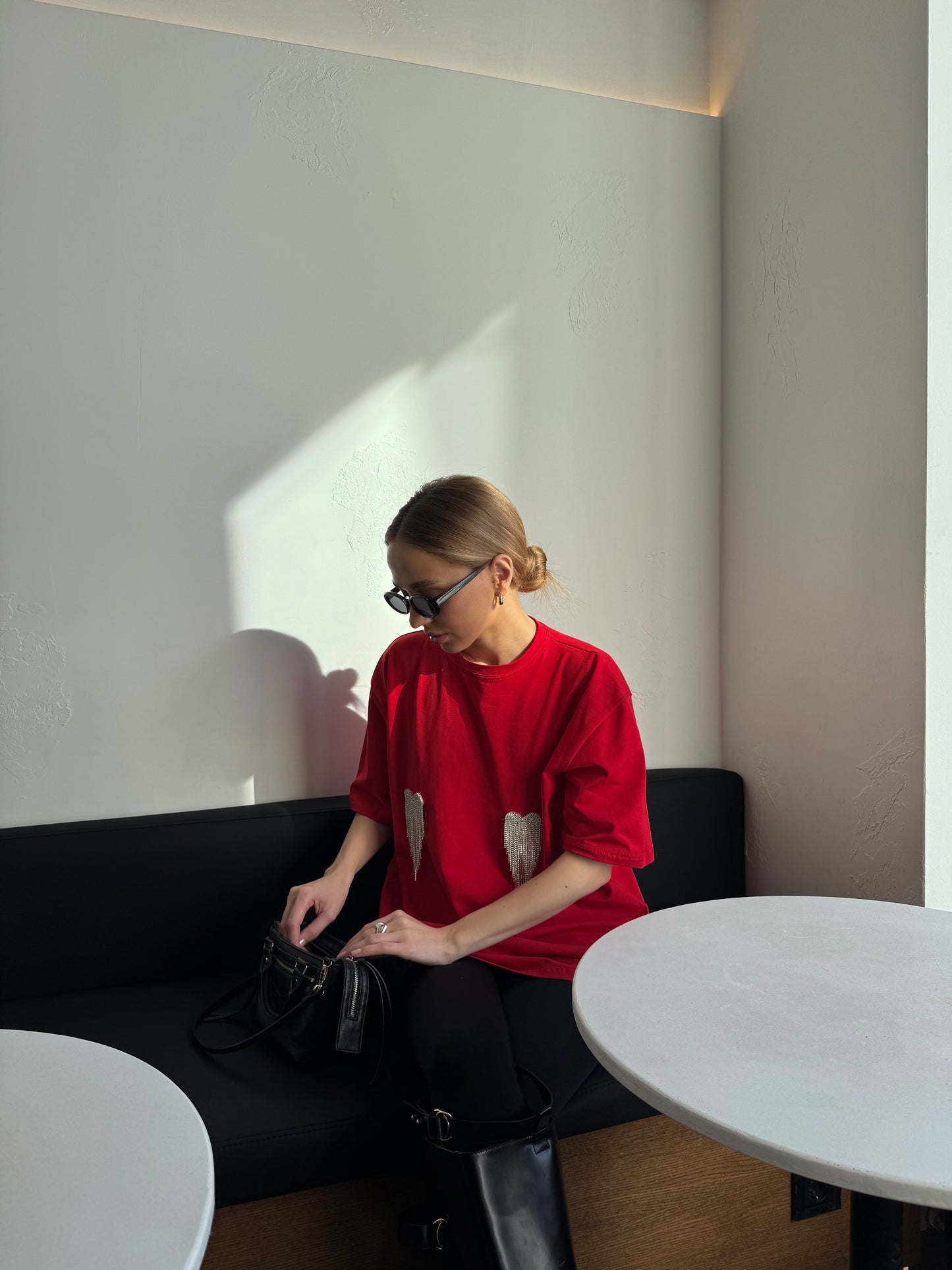 Футболка оверсайз з сердечками з страз