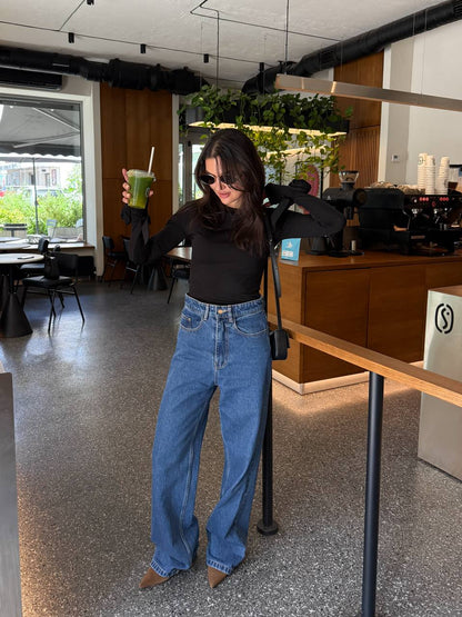 Лонгслів з трояндами на рукавах