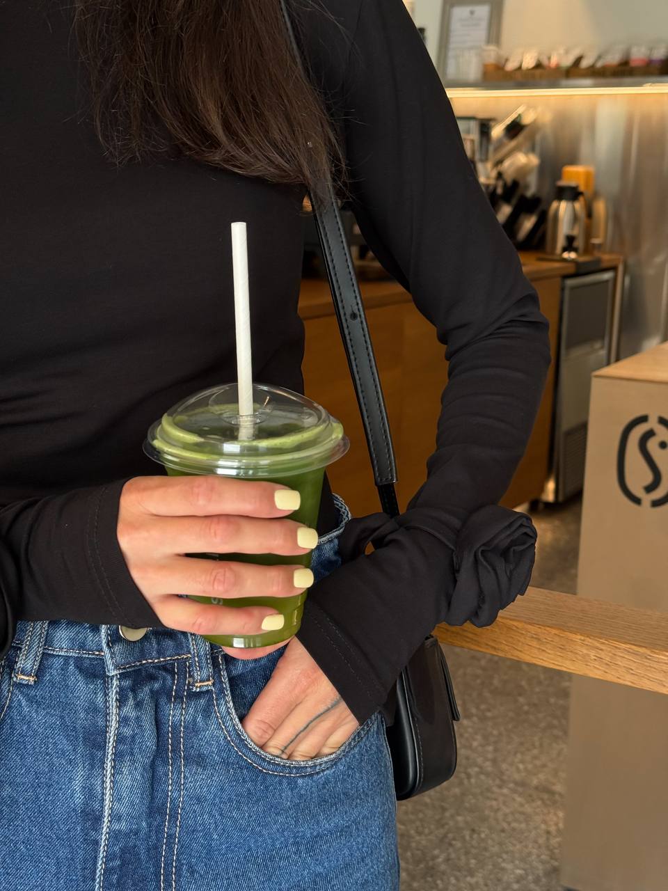 Лонгслів з трояндами на рукавах