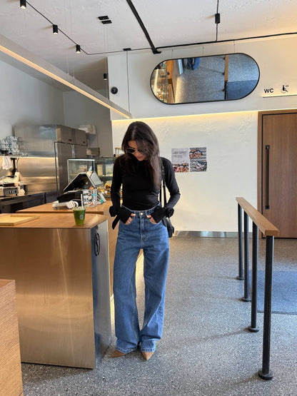 Лонгслів з трояндами на рукавах