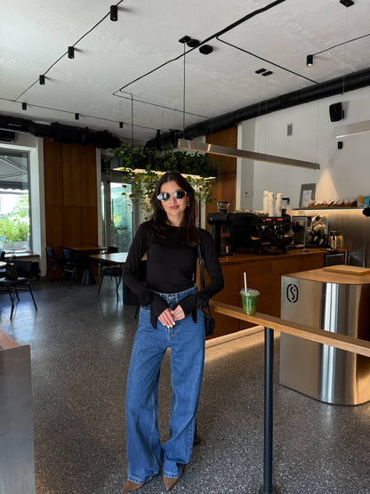 Лонгслів з трояндами на рукавах