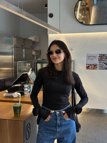 Лонгслів з трояндами на рукавах