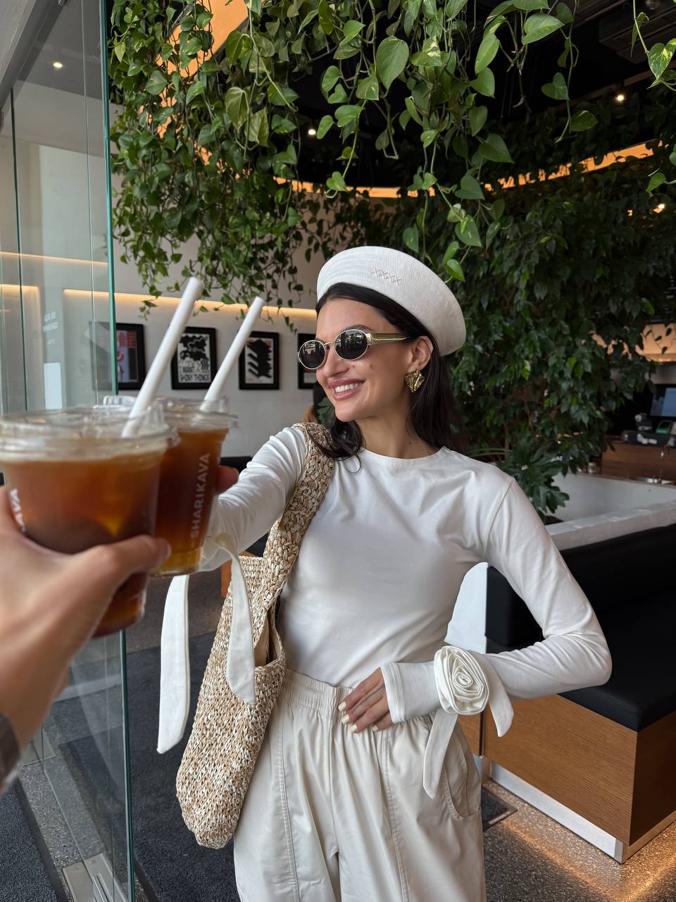 Лонгслів з трояндами на рукавах