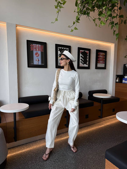 Лонгслів з трояндами на рукавах