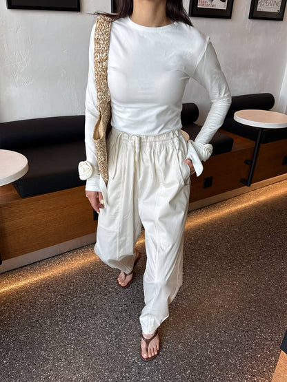 Лонгслів з трояндами на рукавах