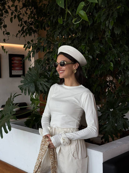 Лонгслів з трояндами на рукавах