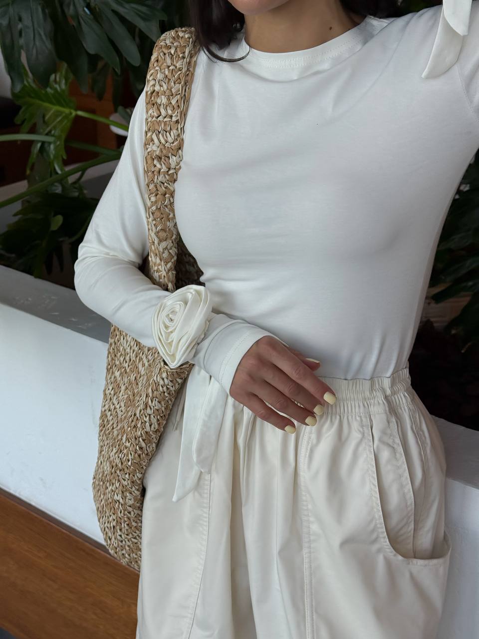 Лонгслів з трояндами на рукавах