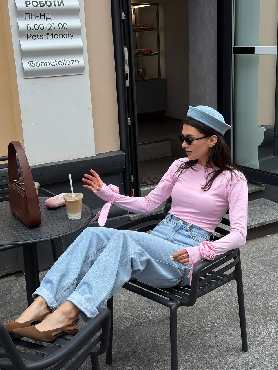 Лонгслів з трояндами на рукавах