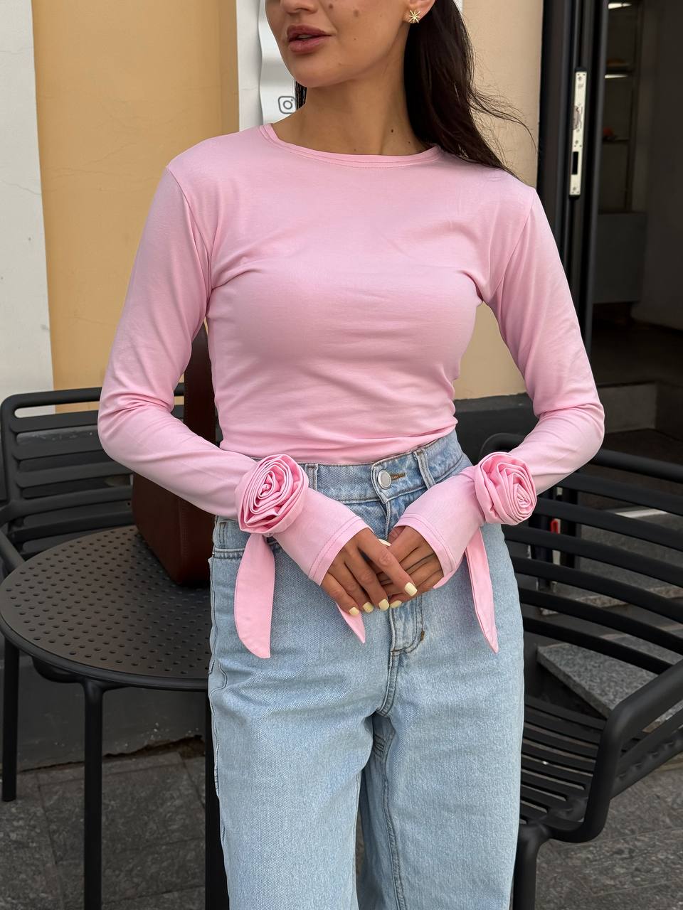 Лонгслів з трояндами на рукавах