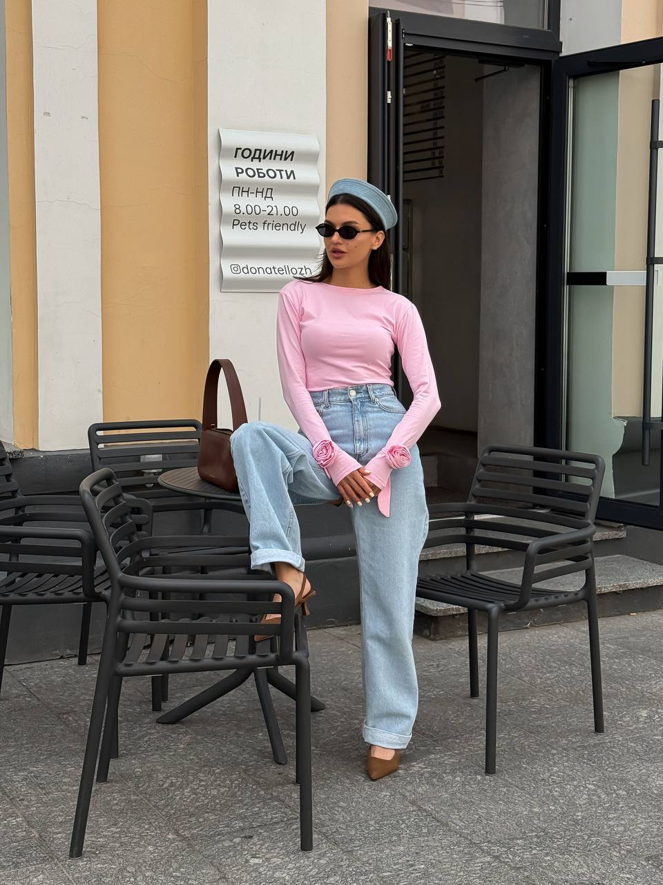 Лонгслів з трояндами на рукавах