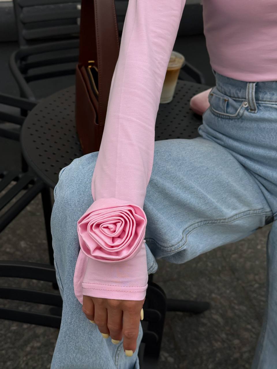 Лонгслів з трояндами на рукавах