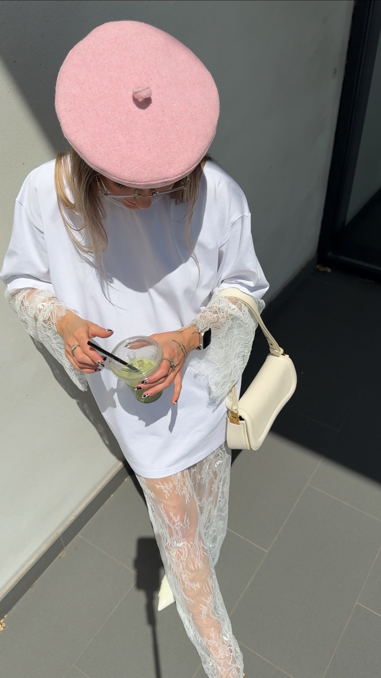 Футболка з мереживними рукавами